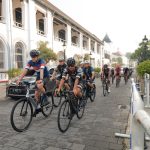 Asyiknya Ganjar Gowes Bareng Belasan Atlet Sepeda Profesional di Semarang