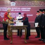 Lantik Anggota Komisi Informasi, Ganjar: Pemberian Informasi Bisa Pakai Cara Ngepop