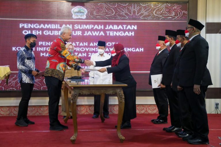 Lantik Anggota Komisi Informasi, Ganjar: Pemberian Informasi Bisa Pakai Cara Ngepop