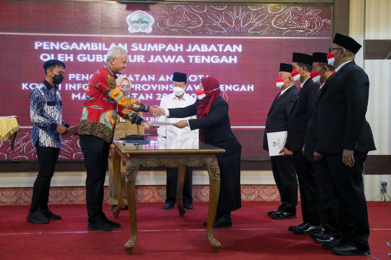 Lantik Anggota Komisi Informasi, Ganjar: Pemberian Informasi Bisa Pakai Cara Ngepop