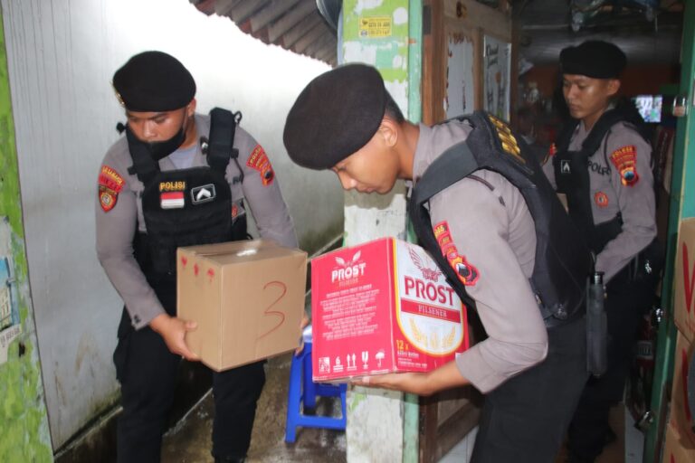 Patroli Preventif Sat Samapta Polres Pekalongan, Ratusan Botol Miras Berbagai Merek Disita