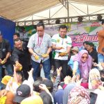 Ribuan Warga Pecahkan Rekor Muri Makan 12.448 Tempe Goreng Godhong Dowo