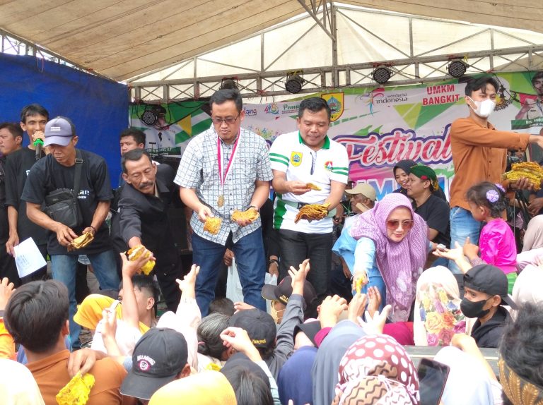 Ribuan Warga Pecahkan Rekor Muri Makan 12.448 Tempe Goreng Godhong Dowo
