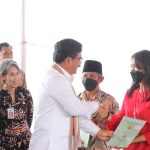 Menteri ATR/BPN Serahkan Sertipikat Redistribusi Tanah