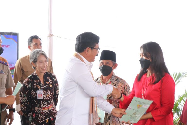 Menteri ATR/BPN Serahkan Sertipikat Redistribusi Tanah