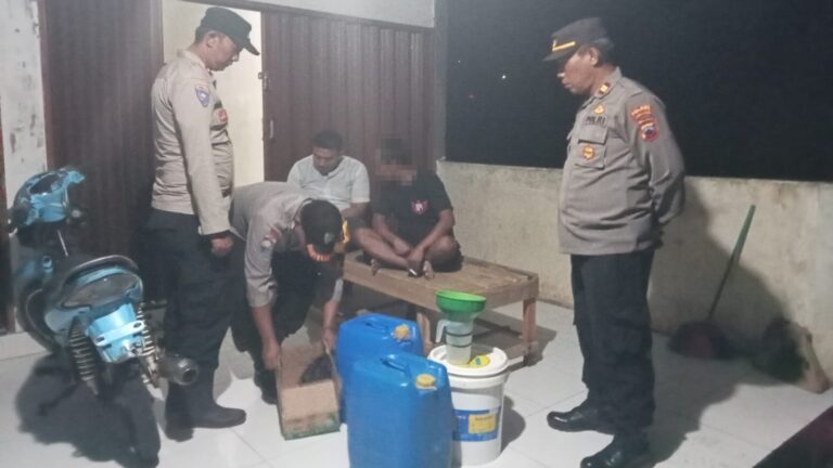 Polsek Karangmoncol Sita Puluhan Liter Tuak di Kios Warga