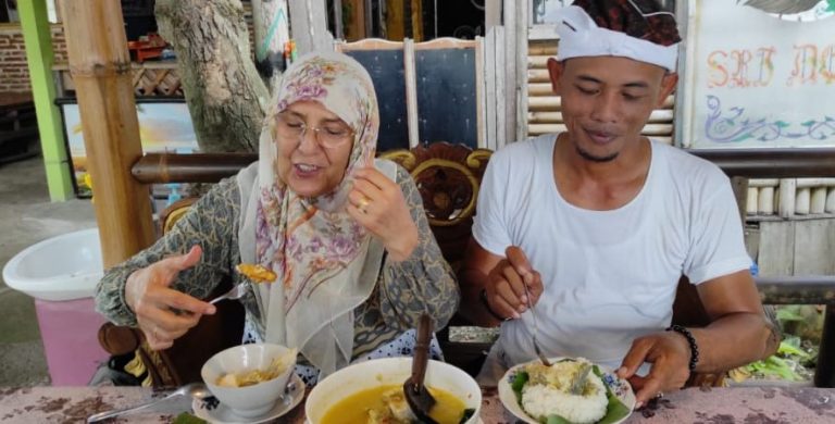 Seorang Turis Asal Turki, ke Indonesia Hanya untuk Cicipi Makanan Tradisional Demak
