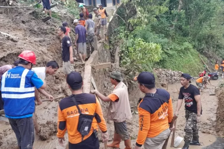 Longsor Lagi, Akses Jalan Desa Rahtawu Sempat Terganggu