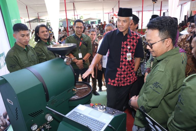 Mesin NU Roaster Kopi Karya SMK Ma’arif Mungkid Buat Ganjar Terkesan