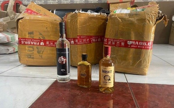 Bea Cukai Amankan Puluhan Botol Miras Ilegal dari Jasa Ekspedisi