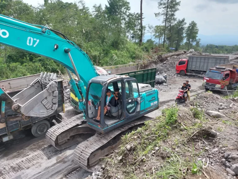 Empat Operator Alat Berat Penambangan Ilegal Diamankan Polisi