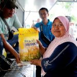 Disdagkop dan UMK Kendal Bersama Bulog Gelar Operasi Pasar Beras Medium
