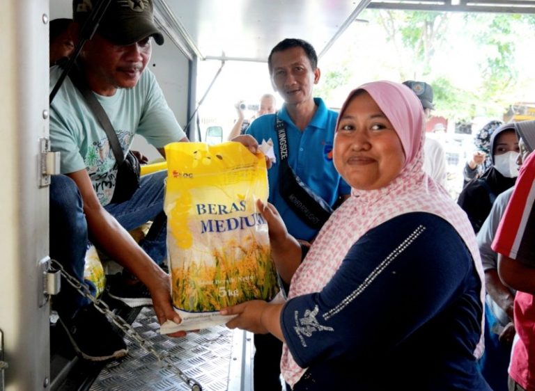 Disdagkop dan UMK Kendal Bersama Bulog Gelar Operasi Pasar Beras Medium