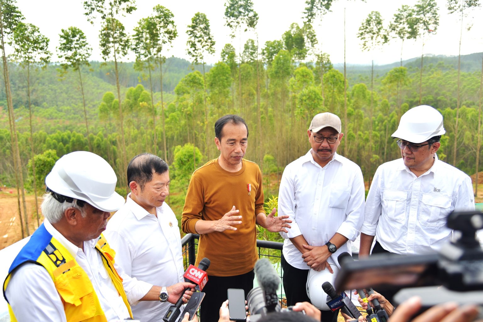 Presiden Jokowi saat memberikan keterangan pers di Menara Pandang, kawasan IKN, Kabupaten Penajam Paser Utara, Kalimantan Timur, Kamis (23/02/2023) siang. (Foto: Humas Setkab)