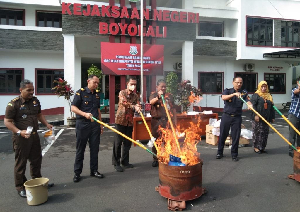 Kejaksaan Negeri Boyolali Musnahkan Barang Bukti Pidana