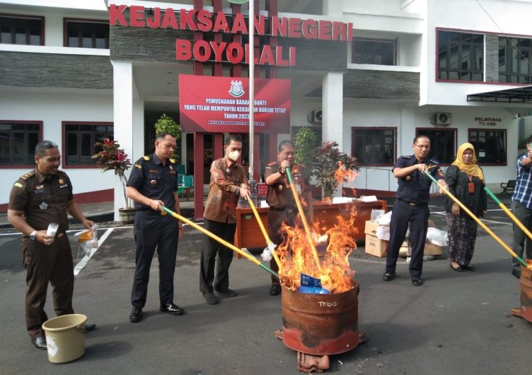 Kejaksaan Negeri Boyolali Musnahkan Barang Bukti Pidana