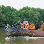 Berperahu, Ketua Persit Demak Kunjungi Anak Stunting di Desa Wedung
