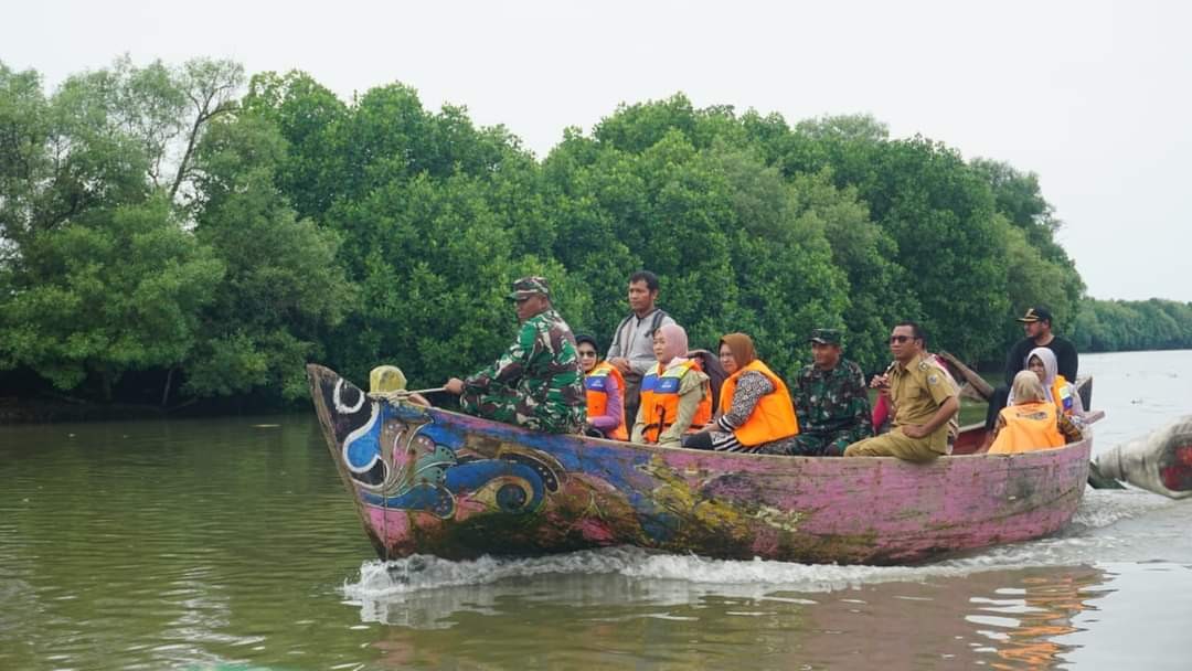 Berperahu, Ketua Persit Demak Kunjungi Anak Stunting di Desa Wedung