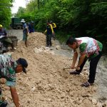 Rusak Parah, Bupati Arief Ikut Perbaiki Jalan Tembus Blora - Ngawi