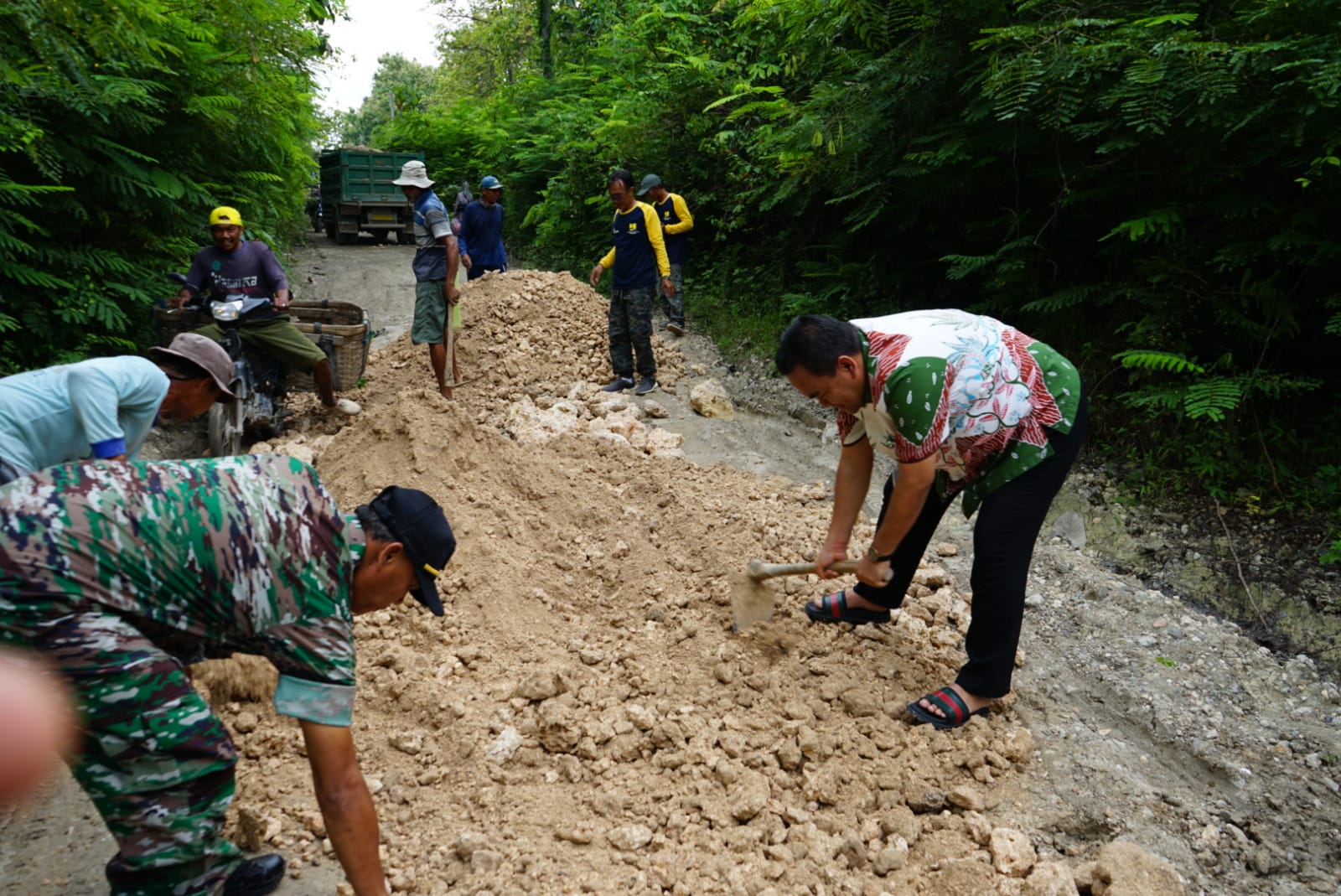 Rusak Parah, Bupati Arief Ikut Perbaiki Jalan Tembus Blora - Ngawi