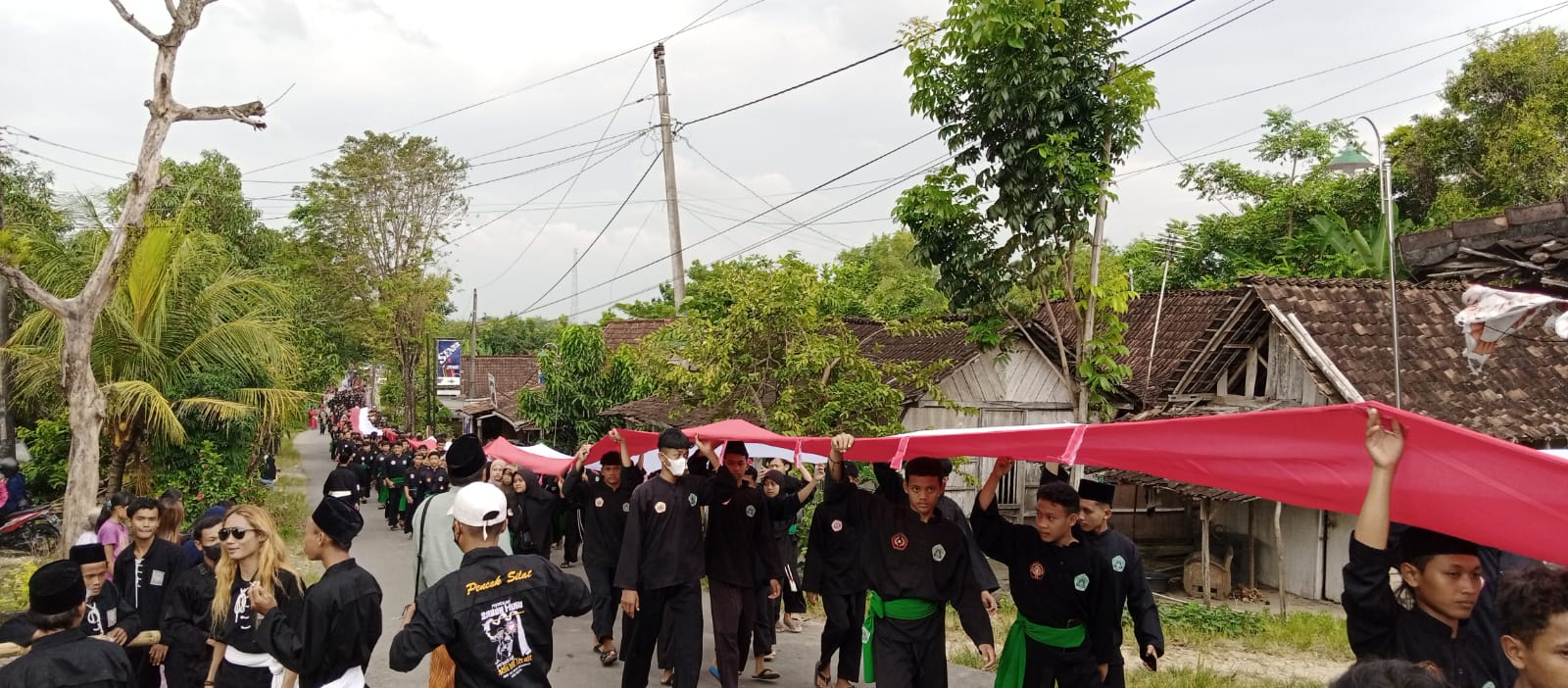 Istri Watimpres Habib Muhammad Luthfi, Hadiri Kirab Merah Putih Sepanjang 165 Meter.