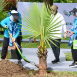 Ibu Iriana dan Anggota OASE KIM Tanam Pohon Bersama