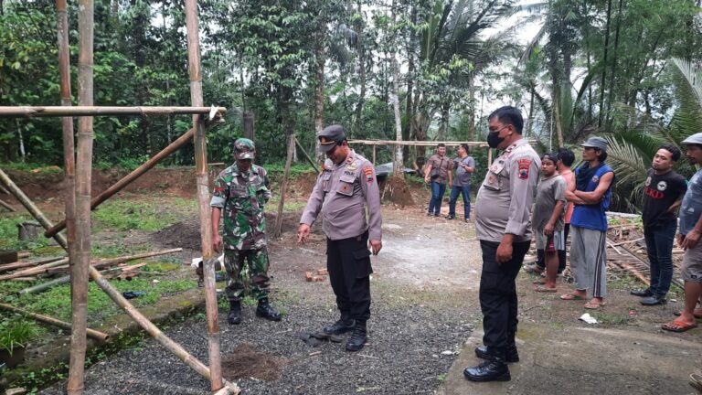 Polisi Periksa TKP, Pekerja Tewas Terjatuh dari Atap Masjid