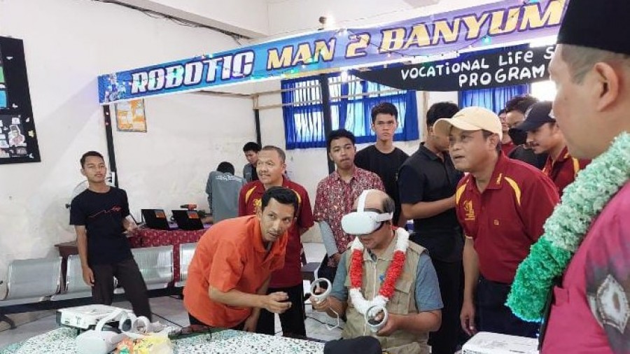 Bupati Tantang MAN 2 Banyumas Kembangkan Drone Penyemprot Padi