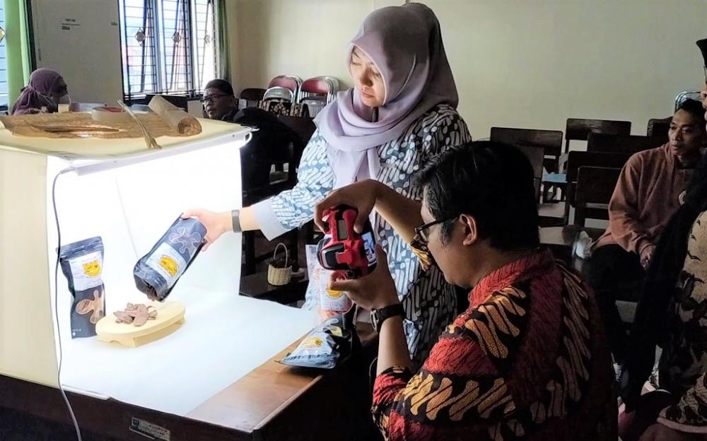 Beri Layanan Foto Produk, Inovasi Klinik Bisnis Disperindakop
