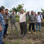 Anggota Komisi IV DPR RI Slamet bersama rombongan saat kunjungan kerja reses komisi IV DPR RI ke Grobogan, Jawa Tengah pada Jumat (17/02).