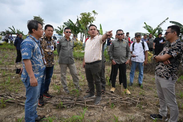 Anggota Komisi IV DPR RI Slamet bersama rombongan saat kunjungan kerja reses komisi IV DPR RI ke Grobogan, Jawa Tengah pada Jumat (17/02).