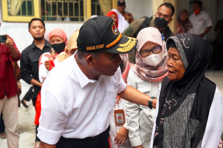 Menko PMK Kunjungi Penyantun Lansia dan Keluarga Miskin Ekstrem