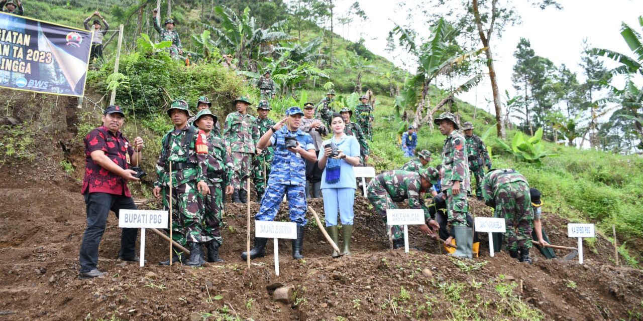 5.000 Bibit Pohon Ditanam di Lokasi Rawan Longsor Desa Siwarak