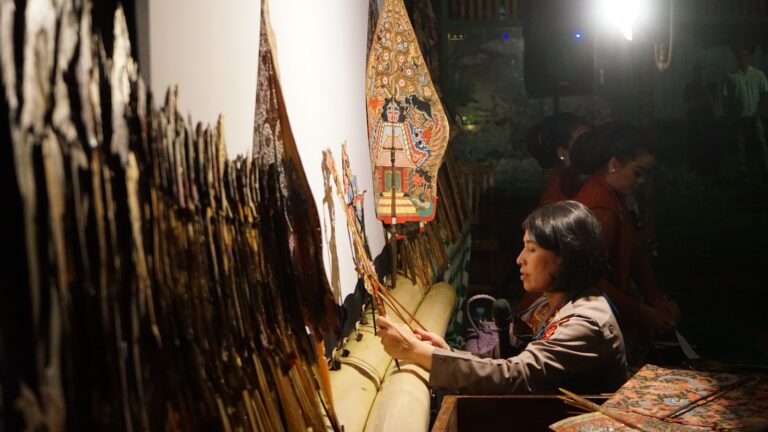 Dalang AKBP Yolanda Tampil dalam Pagelaran Wayang Kulit di Pondok Tingal