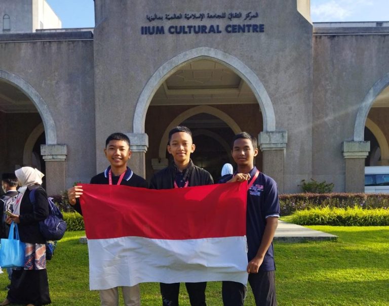 Tim Robotic MTsN 1 Pati Raih Medali di Ajang 7th AJR Cup Malaysia