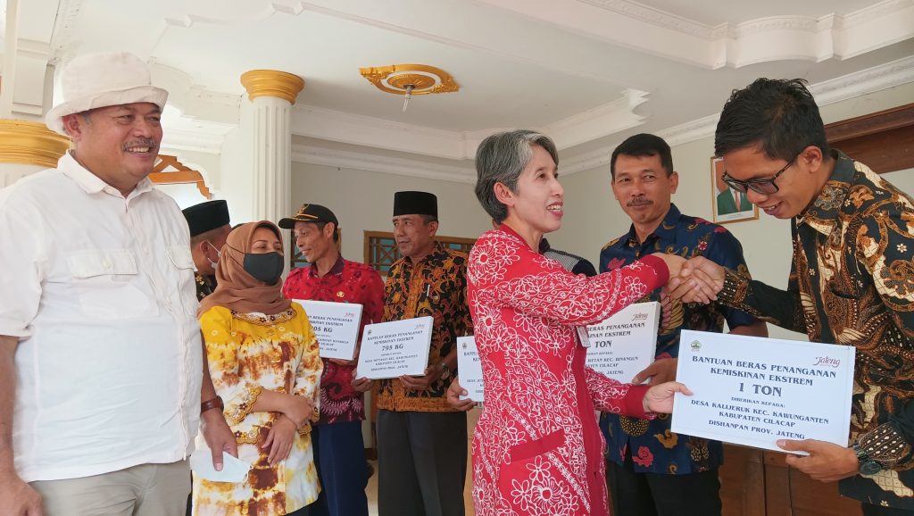 Dishanpan Jateng Salurkan 6 Ton Beras untuk Tujuh Desa Miskin Ekstrem