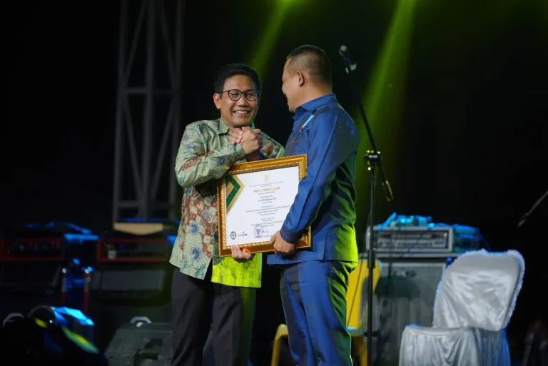 Bupati Terima Penghargaan Bakti Ekonomi Desa dari Kemendes PDTT