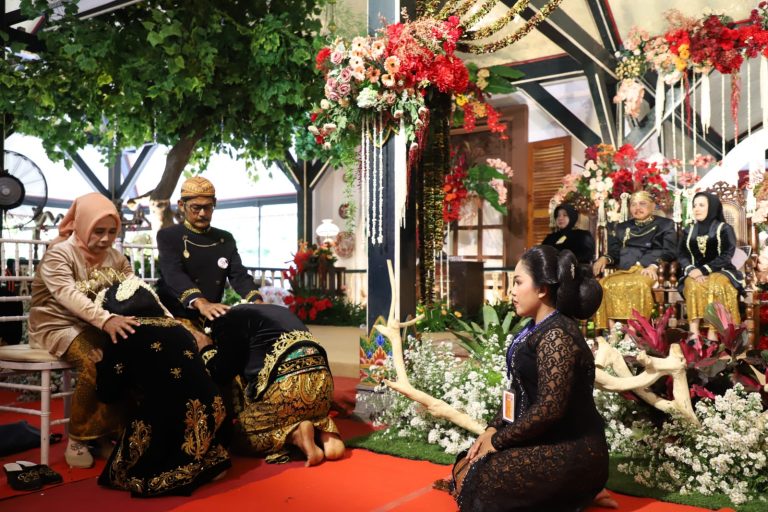 Bupati Purworejo Mantu 22 Pasang Pengantin
