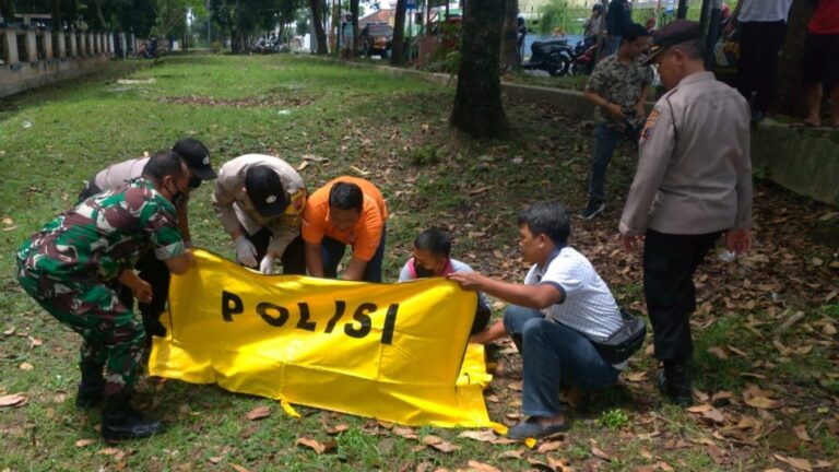 Mayat Pria Tanpa Identitas Ditemukan di Parit depan FT Onsoed