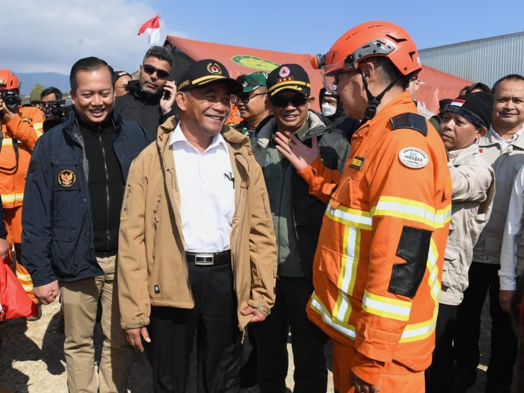 Delegasi Pemerintah Republik Indonesia yang dipimpin Menko PMK Muhadjir Effendy mengunjungi pusat operasi tim INASAR di Kota Antakya, Provinsi Hatay, Turki, Rabu (22/02/2023). (Foto: Dok BPMI Setpres/Kris)