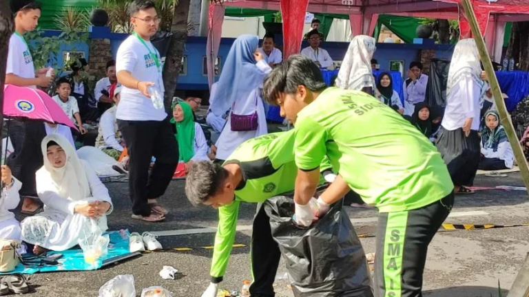 Ribuan Pasukan Semut Bersihkan Gelora Delta dari Sampah