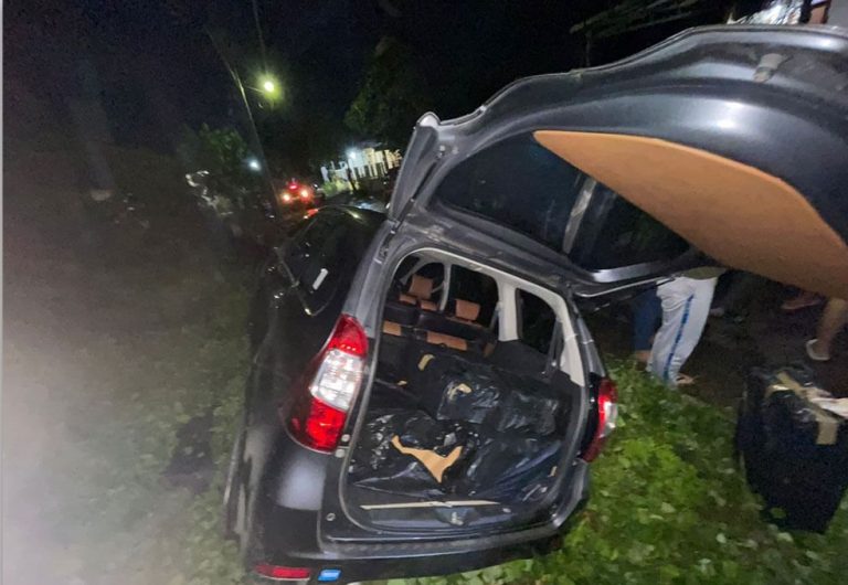 Terperosok usai Kejar-kejaran, Minibus Pengangkut Rokok Ilegal Diamankan Bea Cukai Kudus