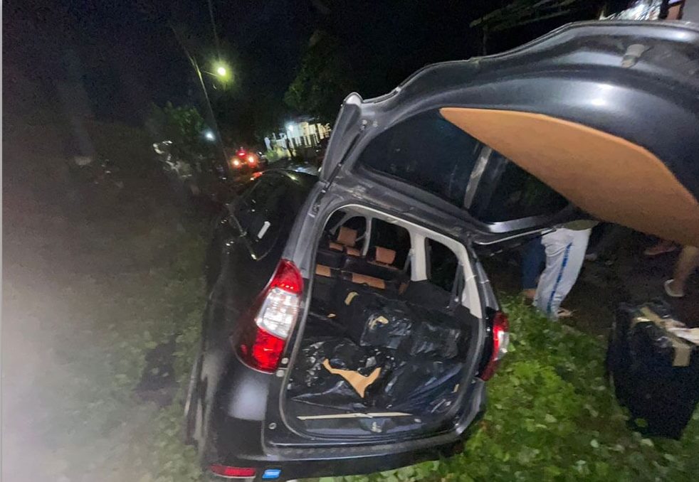 Terperosok usai Kejar-kejaran, Minibus Pengangkut Rokok Ilegal Diamankan Bea Cukai Kudus
