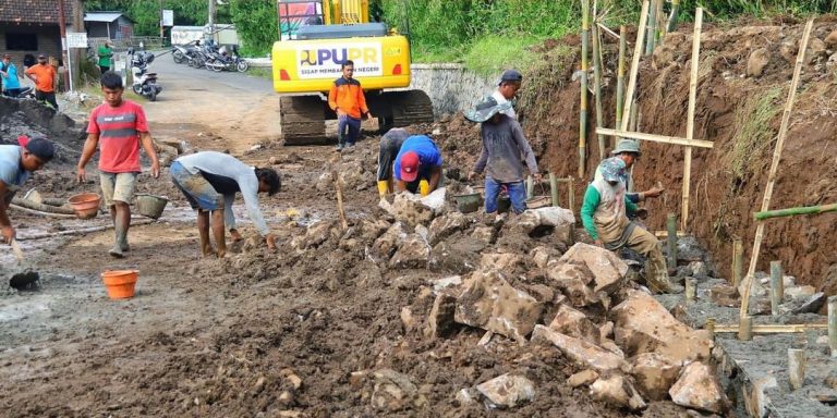 Bupati Kudus Tinjau Perbaikan Lima Tanggul Jebol di Mejobo