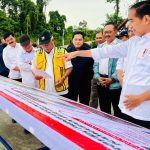 Presiden Jokowi meninjau Kawasan 1B, IKN, Kabupaten Penajam Paser Utara, Kalimantan Timur, pada Jumat (24/02/2023). (Foto: BPMI Setpres)