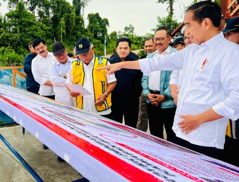Presiden Jokowi meninjau Kawasan 1B, IKN, Kabupaten Penajam Paser Utara, Kalimantan Timur, pada Jumat (24/02/2023). (Foto: BPMI Setpres)