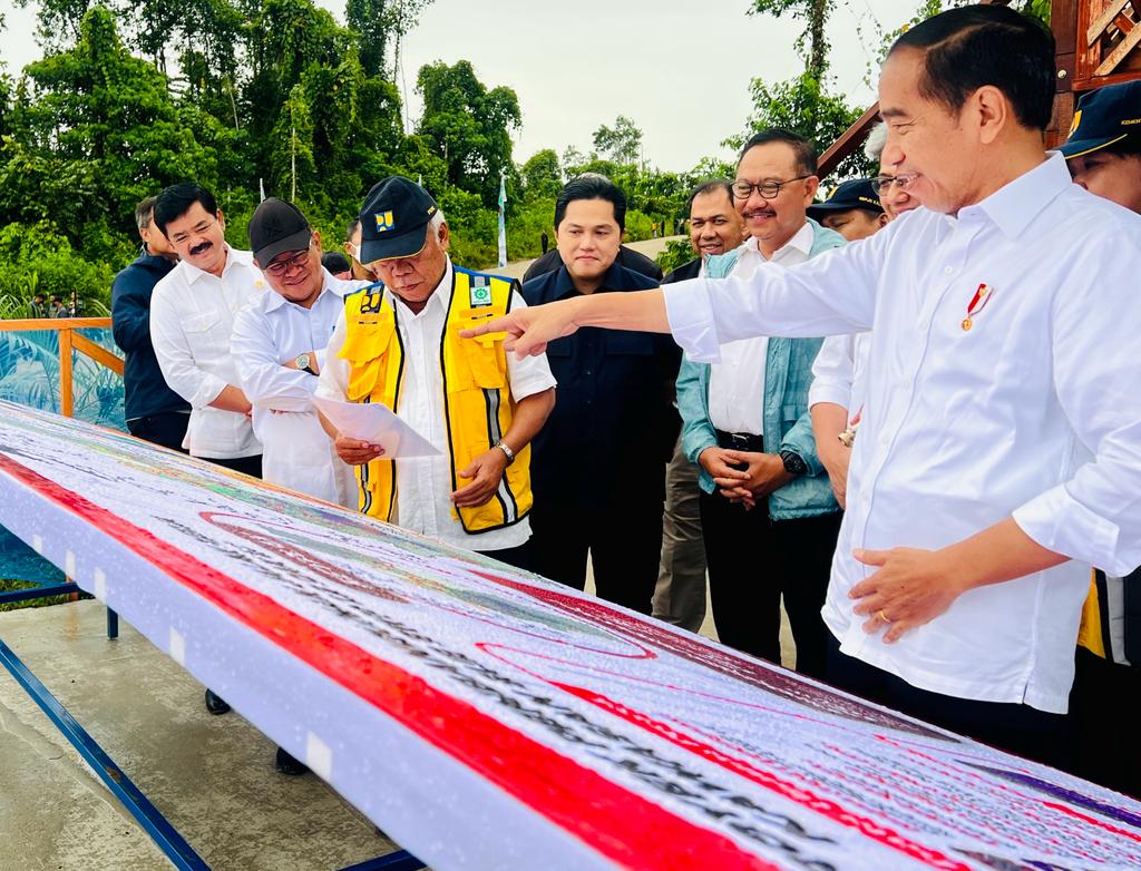 Presiden Jokowi meninjau Kawasan 1B, IKN, Kabupaten Penajam Paser Utara, Kalimantan Timur, pada Jumat (24/02/2023). (Foto: BPMI Setpres)