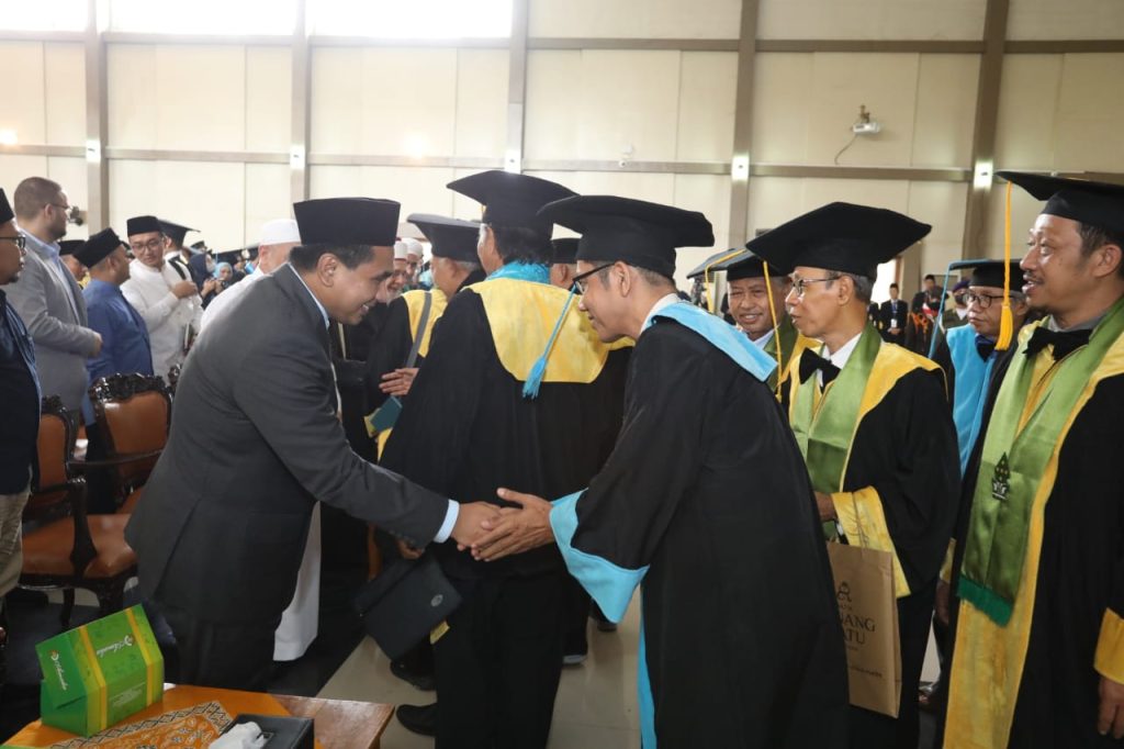 Hadiri Wisuda UIN Walisongo, Gus Yasin: Sampaikan Ilmu Tanpa Mengandung Kekerasan atau Paksaan