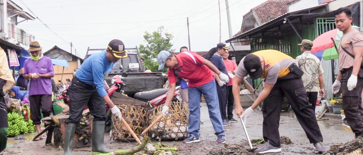 Peringati HPSN, Pemkab Gotongroyong Bersihkan Sampah di Pasar