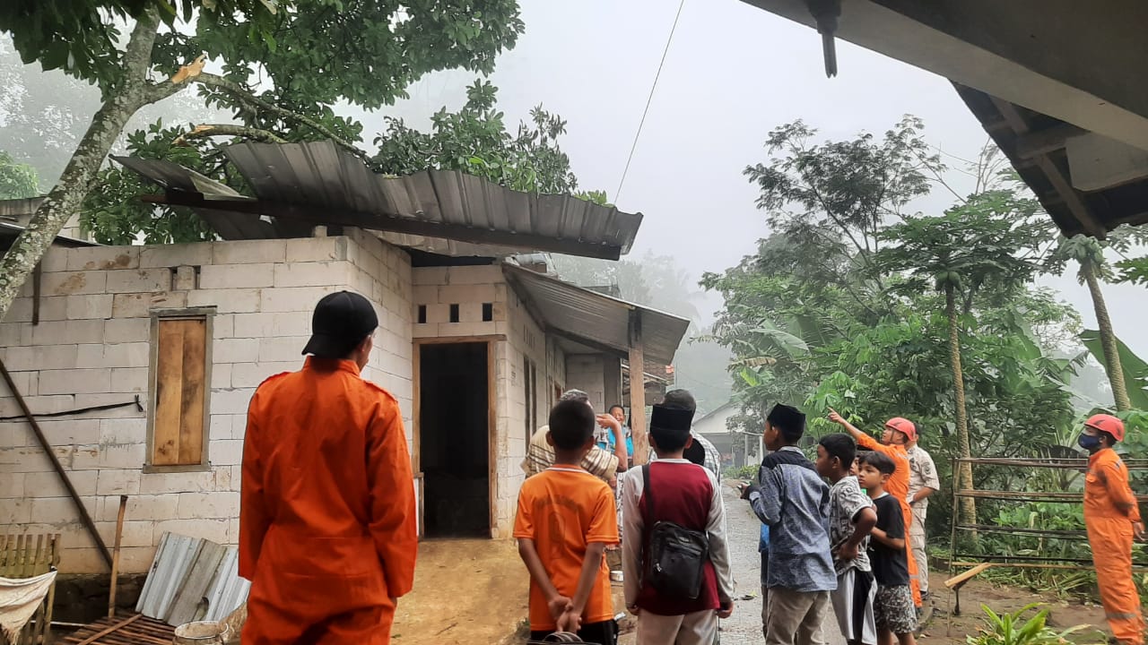 Puting Beliung Landa Dusun Slagen, Rumah Warga Rusak